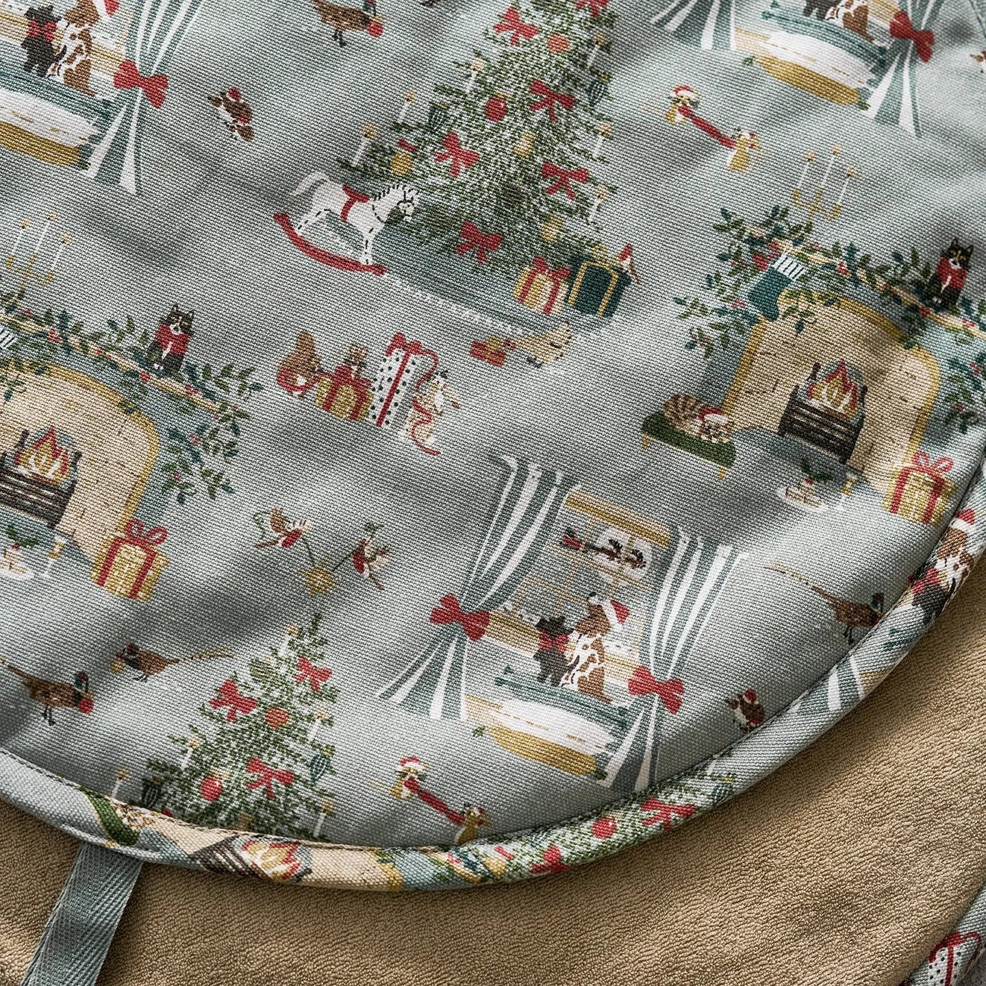 Sophie Allport Cosy Christmas Circular Hob Cover